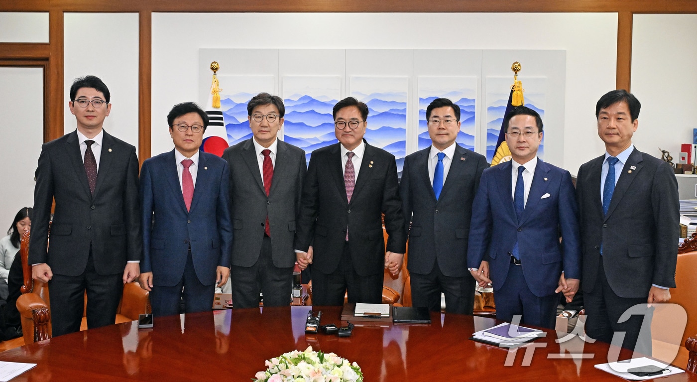 우원식 국회의장(가운데)과 여야 원내대표 등이 17일 국회 의장실에서 만나 기념촬영을 하고 있다. 왼쪽부터 국민의힘 주진우 의원·박형수 원내수석부대표·권성동 원내대표, 우원식 의장, 더불어민주당 박찬대 원내대표·박성준 원내수석부대표·박균택 의원. (공동취재) 2025.1.17/뉴스1 ⓒ News1 이광호 기자
