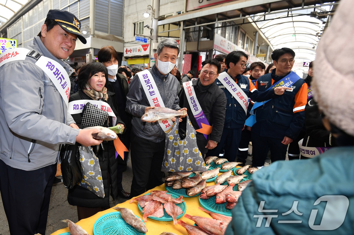 이강덕 경북 포항시장(왼쪽 세번째)이 지난달 17일 설명절을 앞두고 지역 기관단체장들과 함께 죽도시장에서 제수용 생선을 구입하고 있다. 2025.1.17/뉴스1 ⓒ News1 최창호 기자