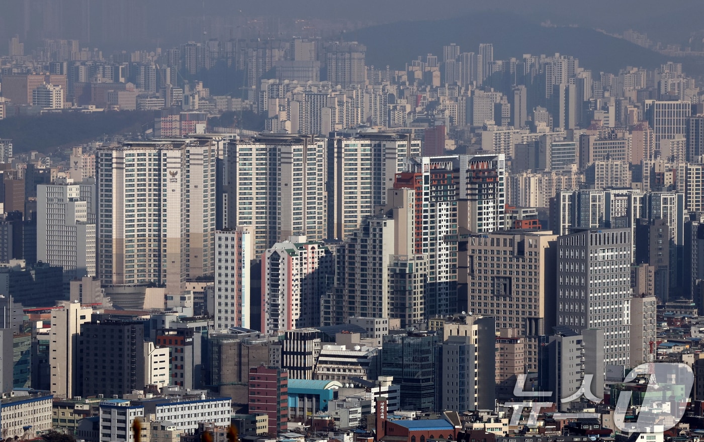 남산에서 바라본 서울 도심 아파트 모습. 2025.1.17/뉴스1 ⓒ News1 송원영 기자