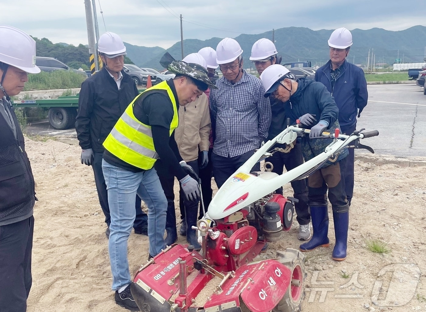  정읍시가 농업 현장의 안전을 지키기 위해 중대재해 안전보건 관리체계 구축 사업을 추진한다. 정읍시농업기술센터 농기계 안전교육(정읍시 제공)2025.1.17/뉴스1 