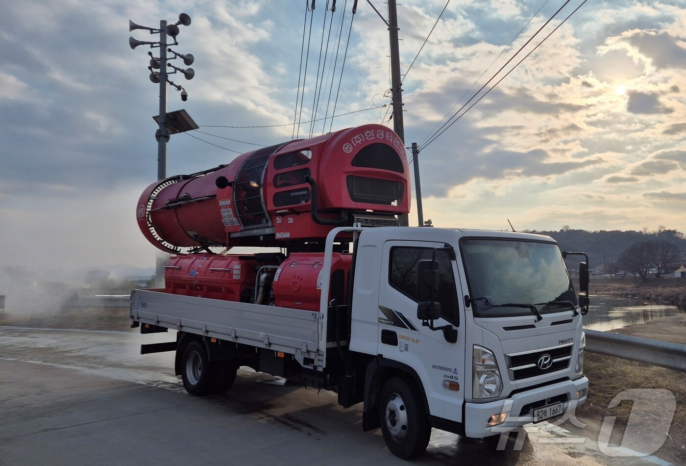 충북 증평군이 고병원성 조류인플루엔자 차단을 위해 방역작업을 하고 있다.(증평군 제공)/뉴스1
