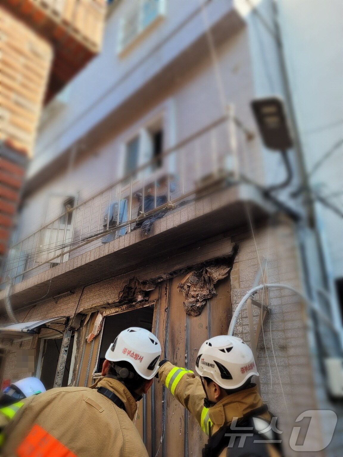 17일 오전 부산 서구의 한 다세대 주택 1층 주방에서 LPG 가스 누출로 추정되는 폭발 사고가 났다. (부산경찰청 제공)