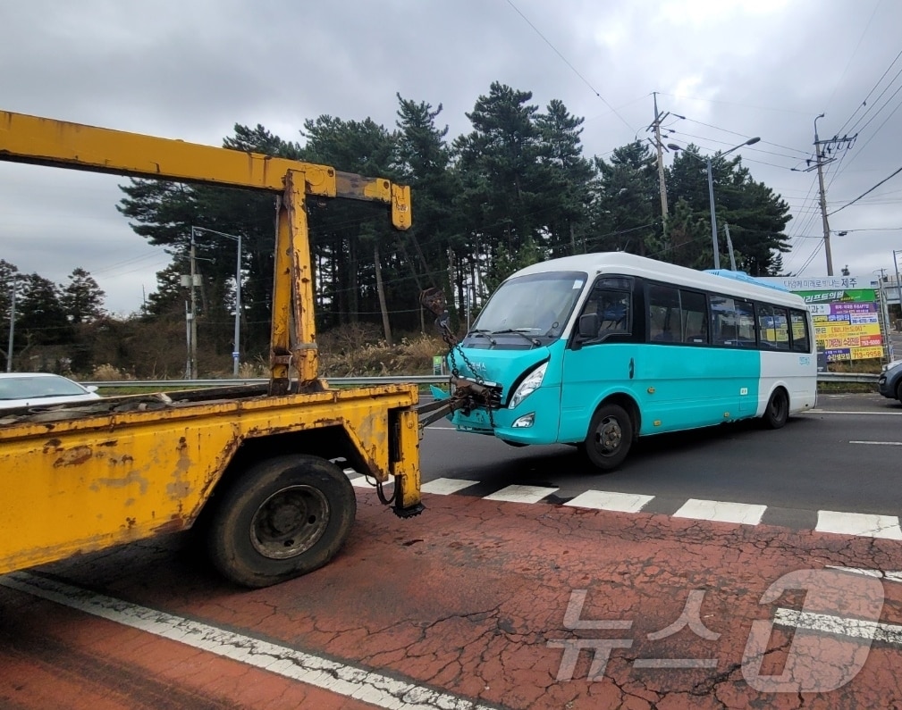 17일 오전 제주시 애조로에서 중형 공영버스를 견인하던 차량이 중앙선을 넘으면서 맞은편 차량과 추돌했다.(제주소방안전본부 제공)