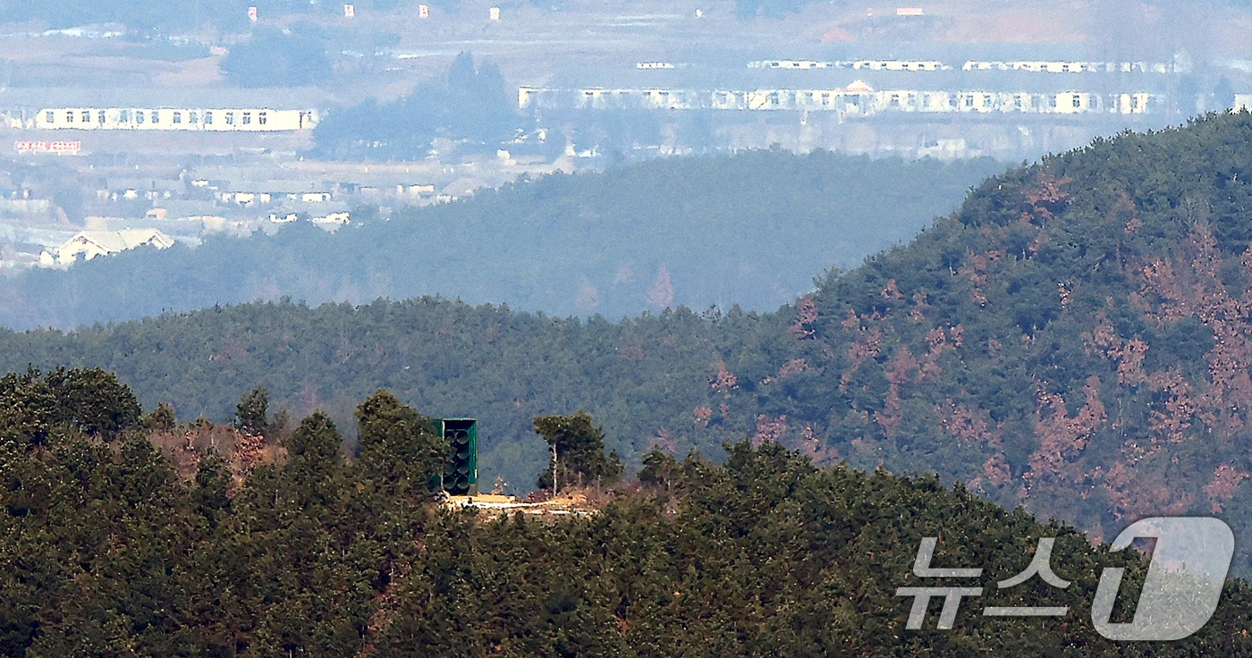 지난 1월12일 경기 김포시 애기봉평화생태공원 조강전망대에서 바라본 황해도 개풍군 마을에 대남확성기로 추정되는 구조물이 설치돼 있다. 2025.1.12/뉴스1 ⓒ News1 김진환 기자