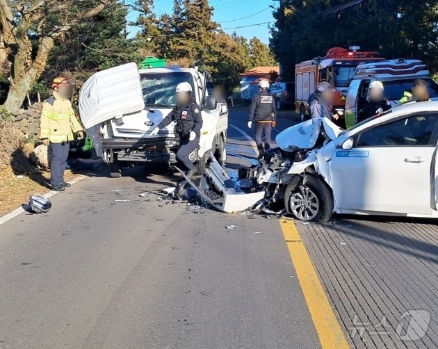 17일 오후 3시30분 쯤 제주시 조천읍 대흘리 한 도로에서 승용차 렌트카와 1톤 트럭이 부딪히는 사고가 발생했다.