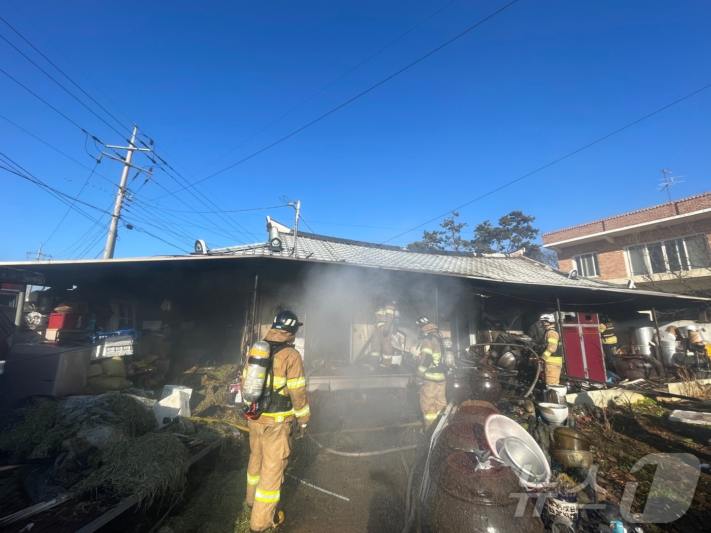 17일 오후 2시 29분쯤 전남 나주시 동강면의 한 주택에서 불이 나 소방당국이 화재를 진화하고 있다.(전남 나주소방 제공)2025.1.17/뉴스1