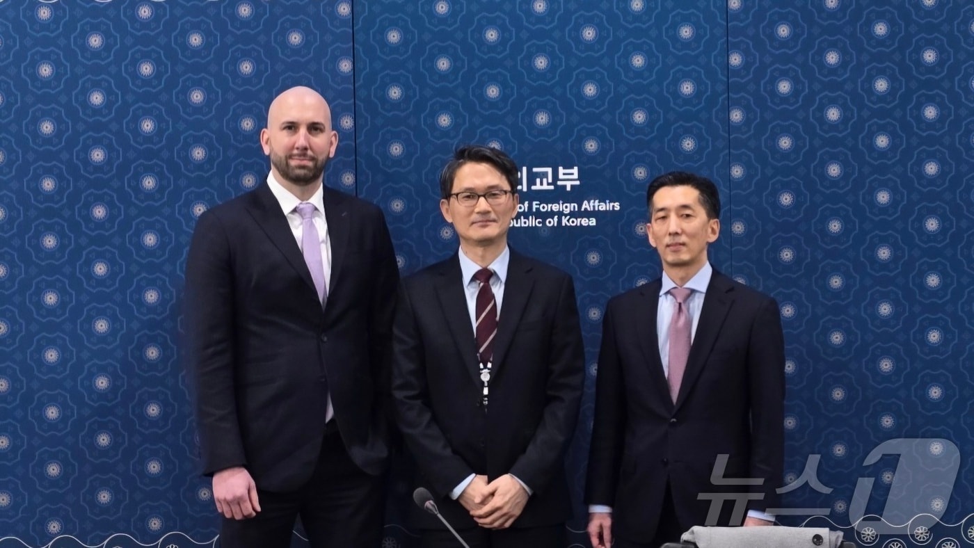 조나단 털리 미국 국무부 인신매매감시·퇴치국 부국장과 이철 외교부 국제기구·원자력국장 민창 주한미국대사관 정무공사참사관이 17일 외교부 청사에서 인신매매 협의회를 개최했다. (외교부 제공)