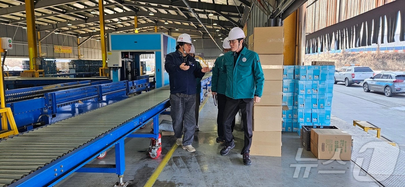 이종돈 경기도 안전관리실장(오른쪽)이 이천 물류창고를 방문해 겨울철 화재 예방 상황을 살피고 있다.