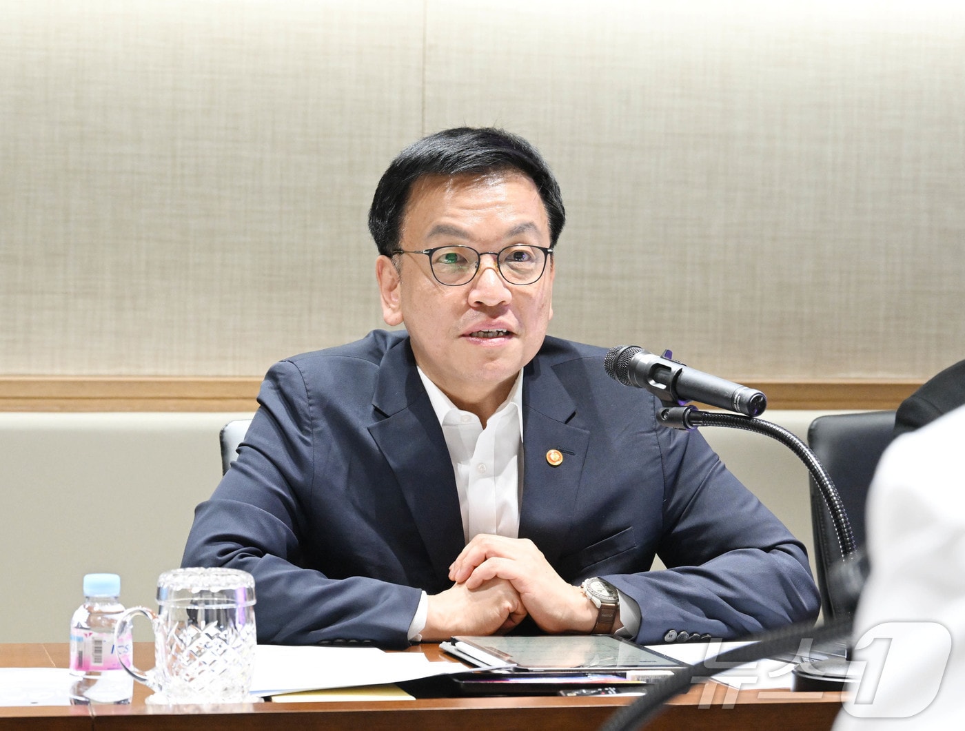 최상목 대통령 권한대행 부총리 겸 기획재정부 장관이 17일 오후 설 명절 대비 서울 동작구 서울특별시 보라매병원을 방문, 관계자들과 간담회를 하고 있다. (기재부 제공) 2025.1.17/뉴스1