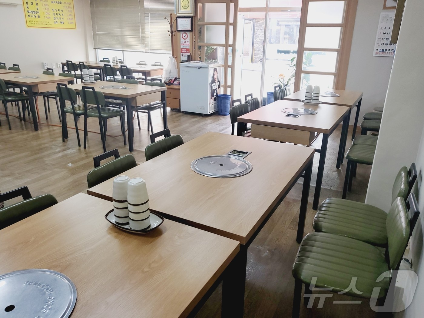 대구 서구가 추진하는 '위생업소 시설개선 지원사업'을 통해 개선된 음식점 내부 모습. 기존 좌식형 식탁이 입식형으로 교체됐다. (대구 서구 제공)