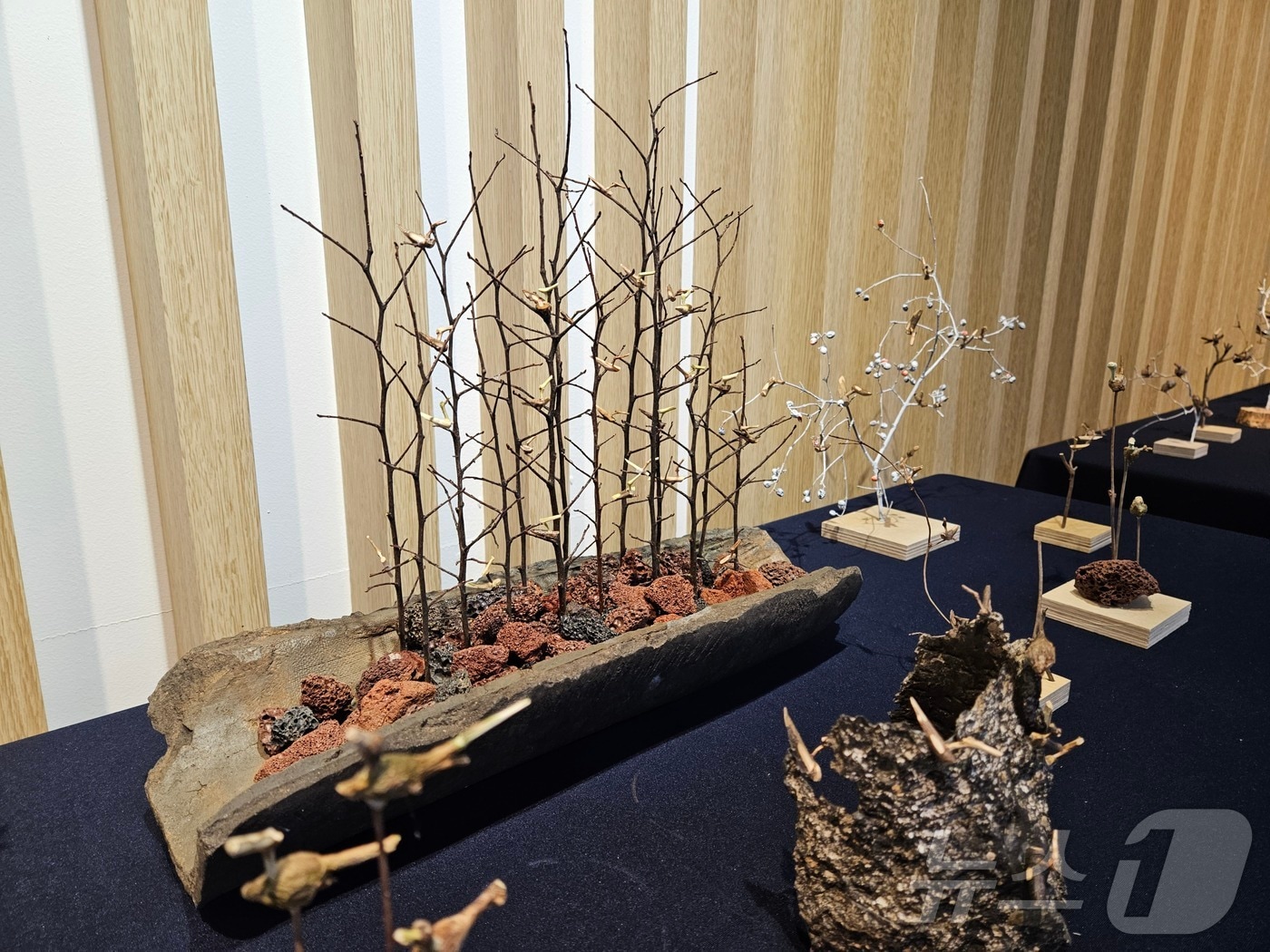 오는 2월2일까지 구수산도서관에서 열리는 '이왕희 나무공예전'(행복북구문화재단 제공)