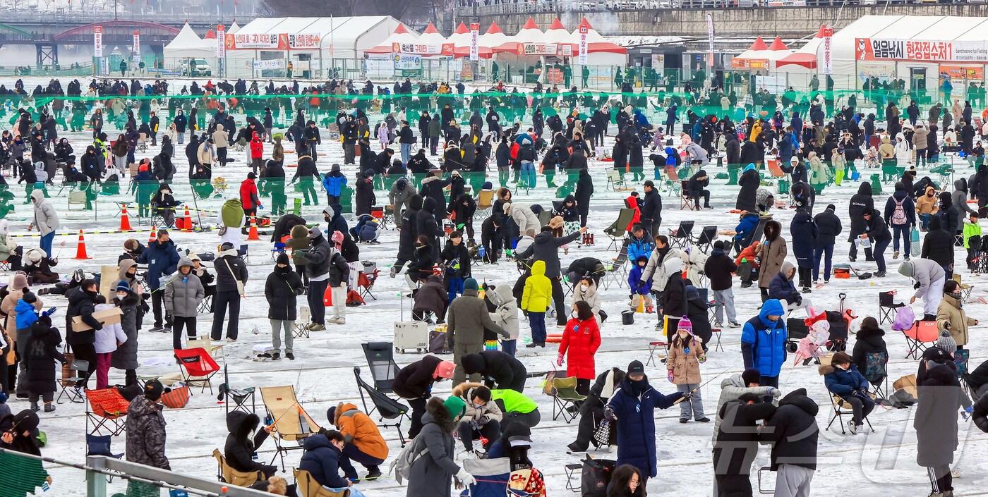 지난 1월 18일 오전, 강원 화천산천어축제장을 찾은 관광객들이 산천어 얼음낚시를 즐기고 있다.(화천군 제공) 2025.1.18/뉴스1 ⓒ News1 윤왕근 기자