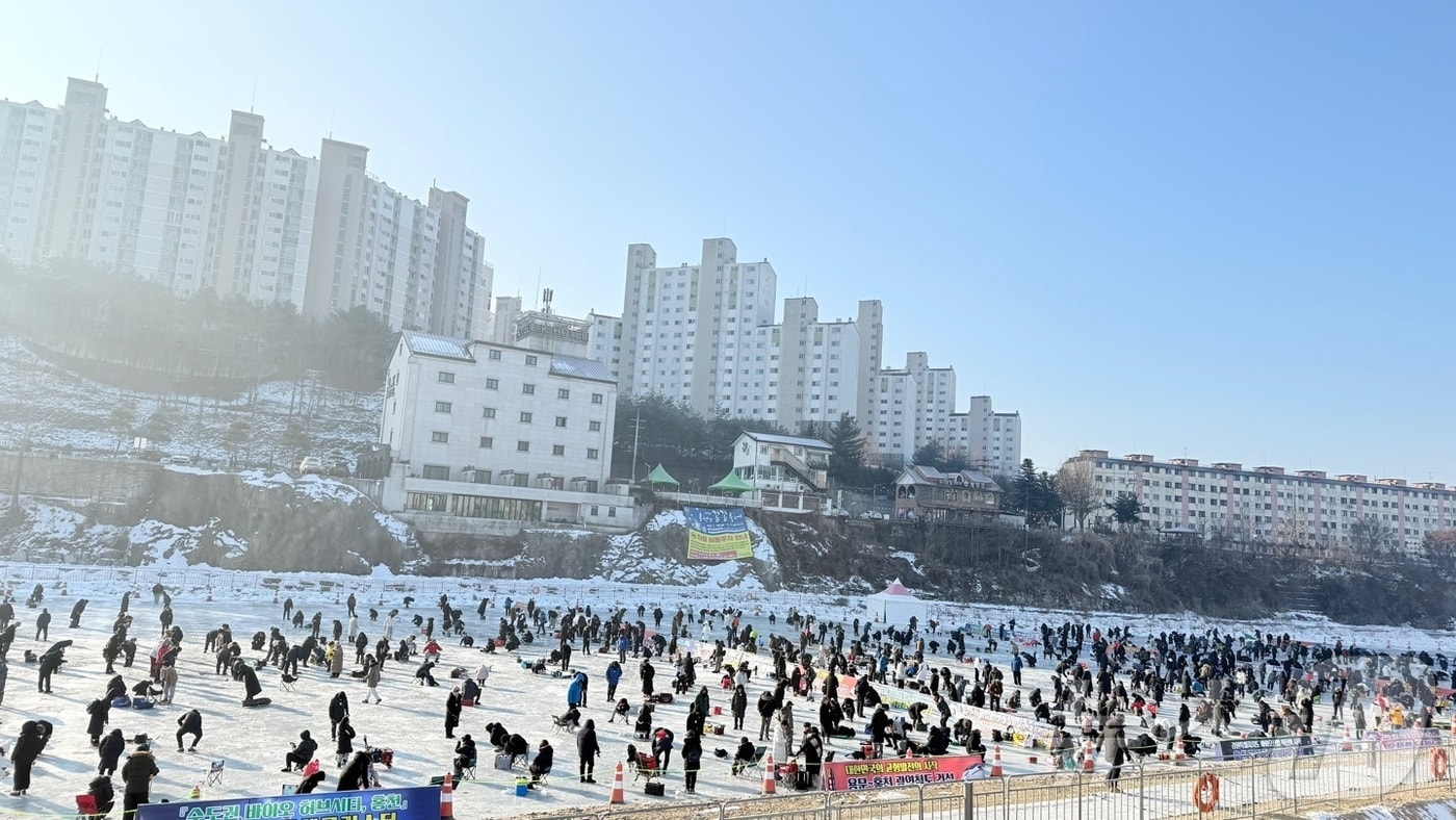 강원 홍천의 대표적인 겨울축제인 홍천강 꽁꽁축제가 지난 1월 18일 개막했다. 올해로 13회째를 맞은 꽁꽁축제는 2월 1일까지 15일간 홍천읍 홍천강 일원에서 열렸다.(자료사진)/뉴스1 DB