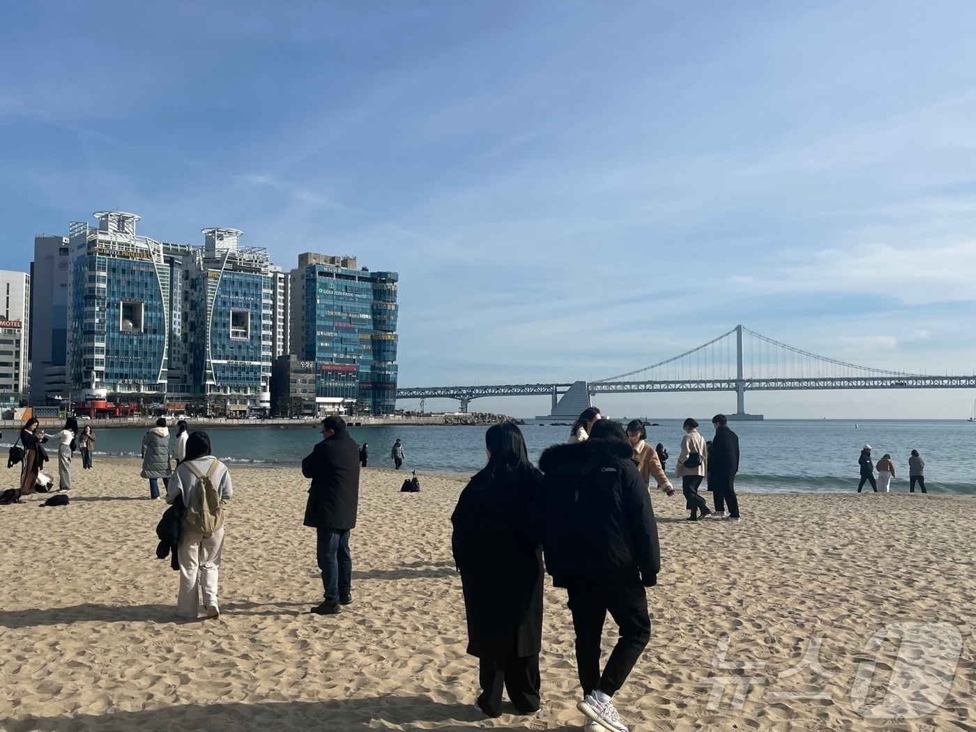 18일 오후 부산 광안리해수욕장에서 방문객들이 모래사장을 걷고 있다.2025.1.18/뉴스1 ⓒ News1 장광일 기자