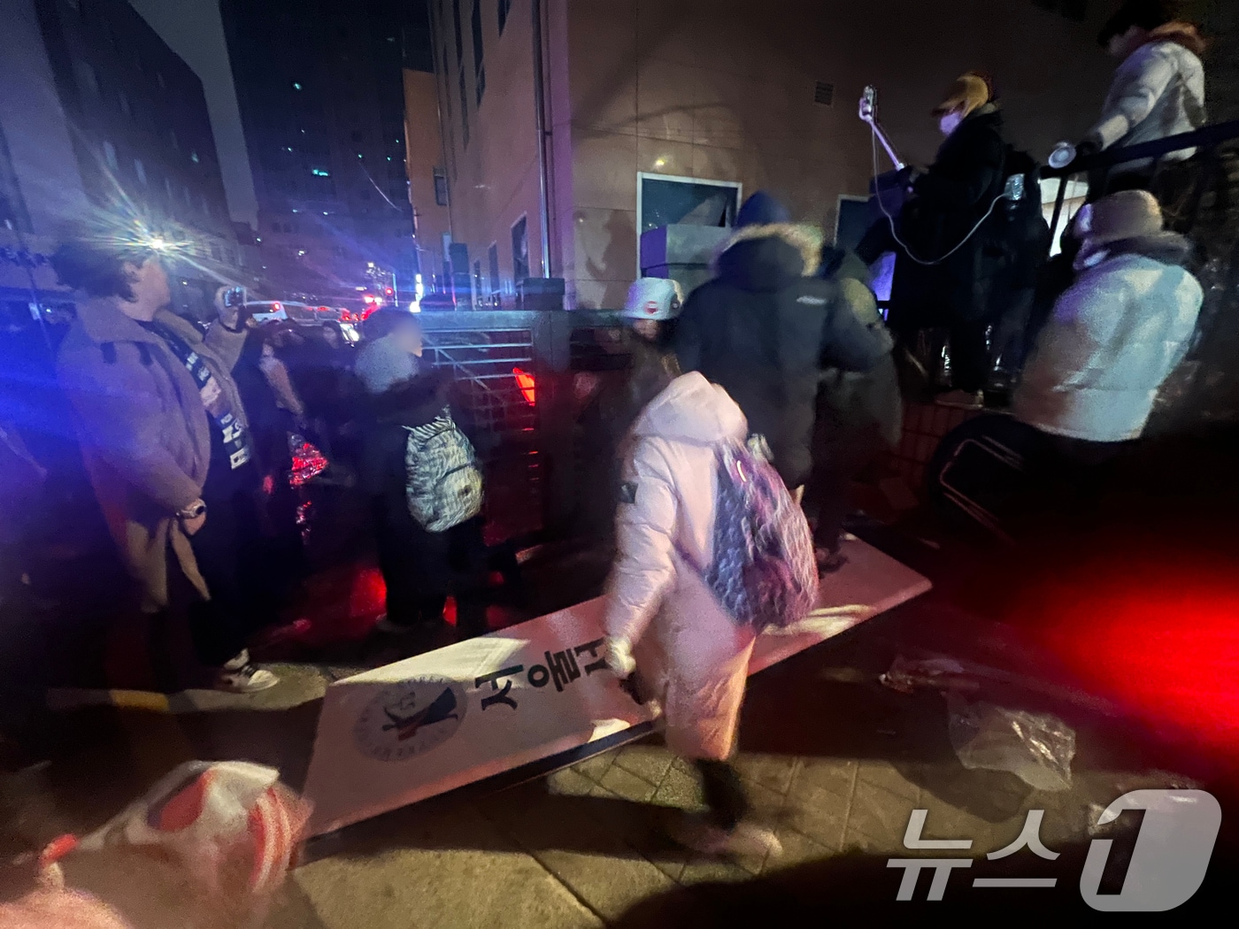 19일 새벽 윤석열 대통령에 대한 구속영장이 발부되자 서울 서부지법에 지지자들이 진입해 난동을 부리고 있다. 2025.1.19/뉴스1 ⓒ News1 김민수 기자