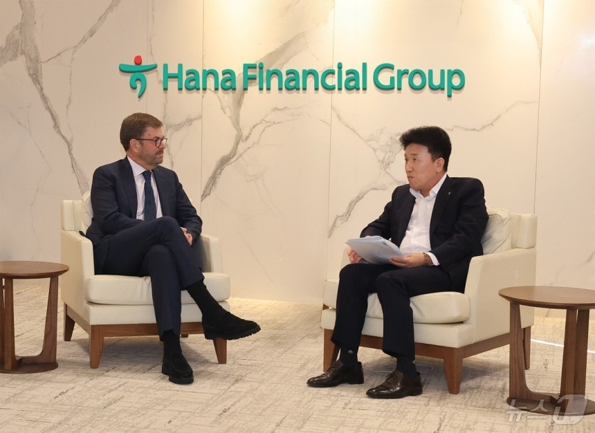 함영주 하나금융그룹 회장이 17일 서울 중구 을지로 하나금융그룹 명동 사옥에서 존 코노턴 베인캐피탈 글로벌 CEO와 최고경영자 미팅을 가지고 있다. (하나금융그룹 자료 제공)
