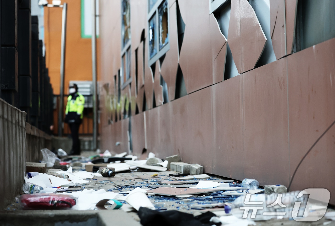 내란 우두머리 혐의를 받는 윤석열 대통령이 구속된 19일 오전 격분한 윤 대통령 지지자들이 난입해 유리창이 파손된 서울 마포구 서울서부지방법원 앞에서 경찰 병력이 대기하고 있다. 윤 대통령은 이날 새벽 ‘12·3 비상계엄 사태’가 발생한지 47일 만이자, 고위공직자범죄수사처에 체포된 지 나흘 만에 구속됐다. 현직 대통령의 구속은 헌정사상 처음이다. 2025.1.19/뉴스1 ⓒ News1 오대일 기자