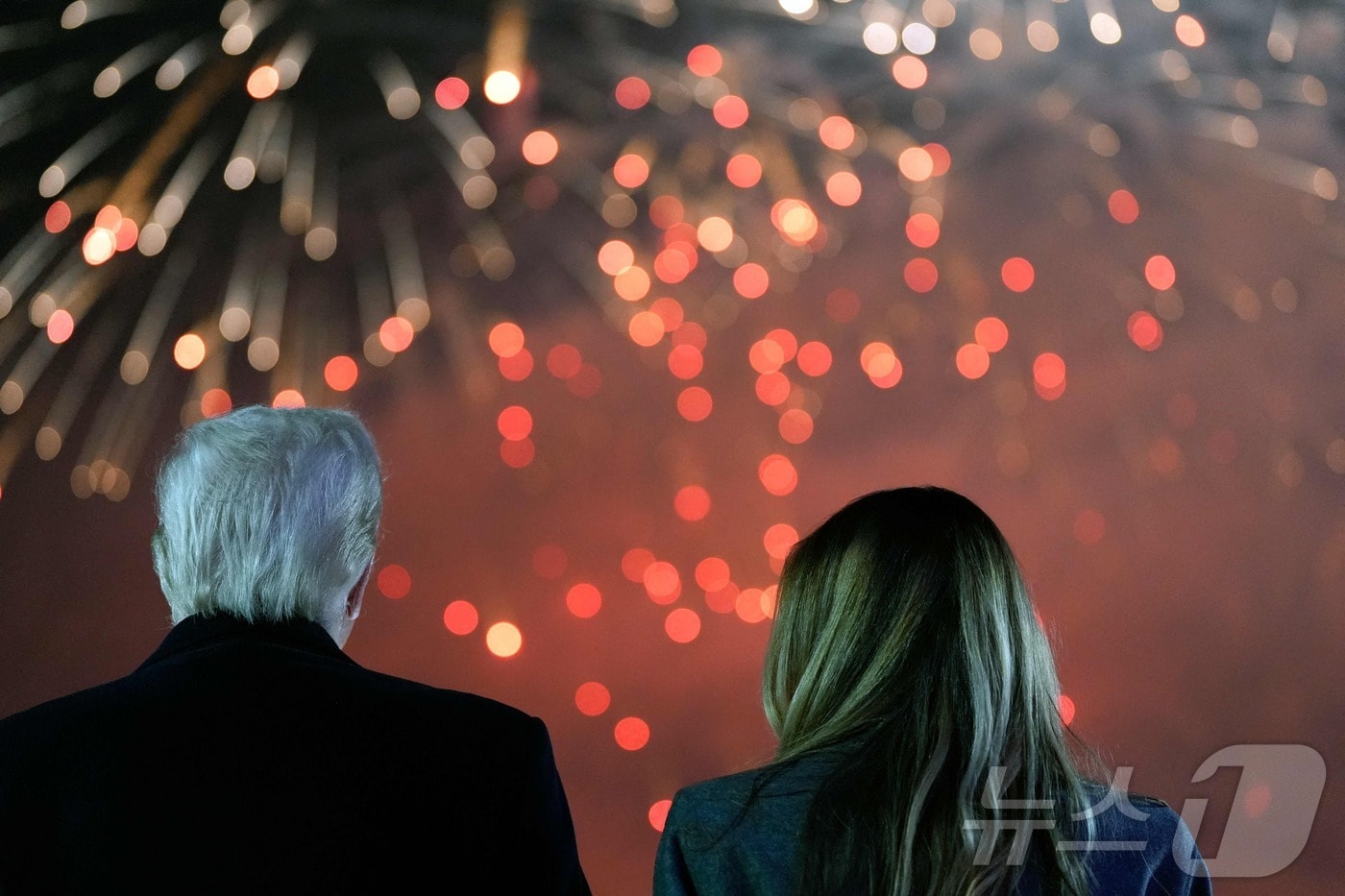 도널드 트럼프 대통령 당선인과 부인 멜라니아 여사가 18일 (현지시간) 버지니아주 스털링에 있는 트럼프 내셔널 골프클럽에서 열린 리셉션 중 불꽃놀이를 보고 있다. 2025.01.19 ⓒ AFP=뉴스1 ⓒ News1 우동명 기자