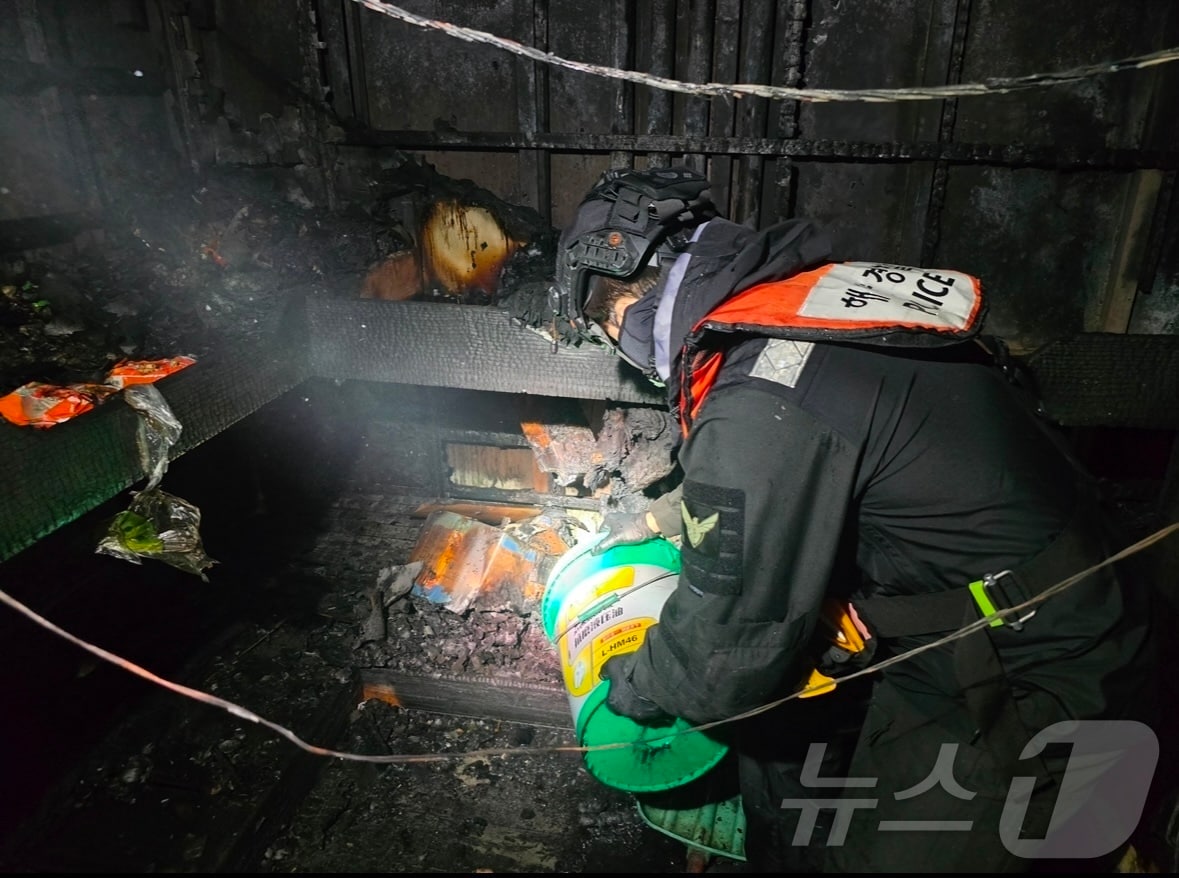 19일 오후 5시 49분쯤 배타적경제수역(EEZ)에 있던 217톤급 중국 어선 A 호에서 불이 나 해경이 화재 원인을 조사하고 있다.(목포해경 제공)2025.1.19/뉴스1