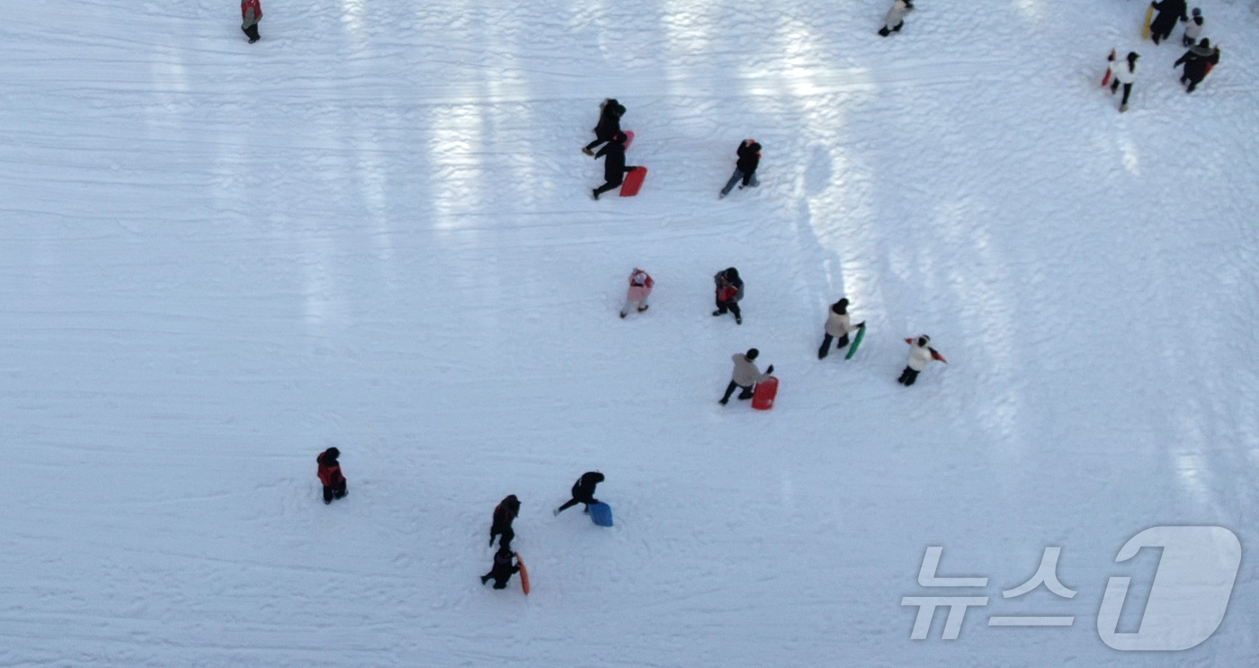 경남 거창군 위천면 수승대 눈썰매장을 찾은 시민들이 즐거운 휴일을 보내고 있다. (거창군 제공) 2025.1.19/뉴스1