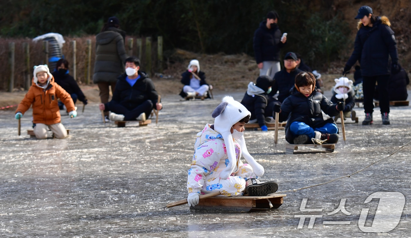 절기상 대한(大寒)을 하루 앞둔 19일 경북 포항시 북구 흥해읍 덕실마을 썰매장에서 시민들이 즐거운 시간을 보내고 있다. 2025.1.19/뉴스1 ⓒ News1 최창호 기자