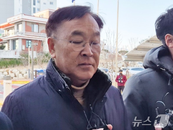 여성민원인을 상대로 한 성비위와 금품수수 등의 의혹을 받는 김진하 양양군수가 지난 1월 2일 구속 전 피의자 심문(영장실질심사)을 받기 위해 춘천지법 속초지원에 들어서고 있다. 2025.1.2/뉴스1 ⓒ News1 윤왕근 기자