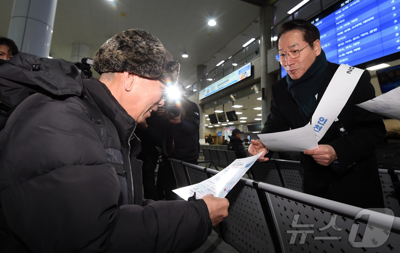 유정복 인천시장이 인천항연안여객터미널에서 여객선 이용객들에게 '인천 아이(i) 바다패스'를 홍보하고 있다.(인천시 제공) /뉴스1 ⓒ News1 정진욱 기자