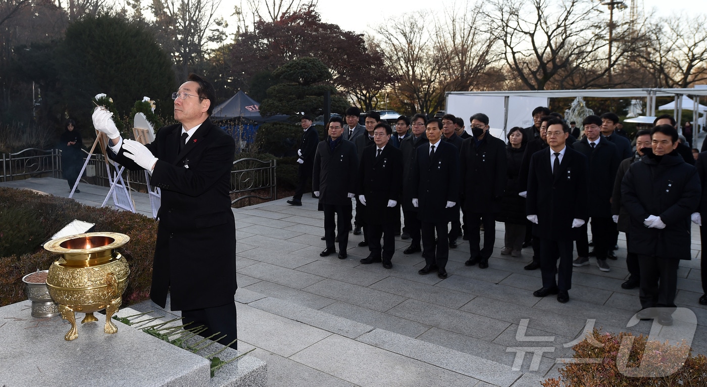 유정복 인천시장이 2일 2025년 을사년 새해를 맞아 미추홀구 수봉공원 현충탑에서 참배를 하고 있다.&#40;인천시 제공&#41;2025.1.2/뉴스1