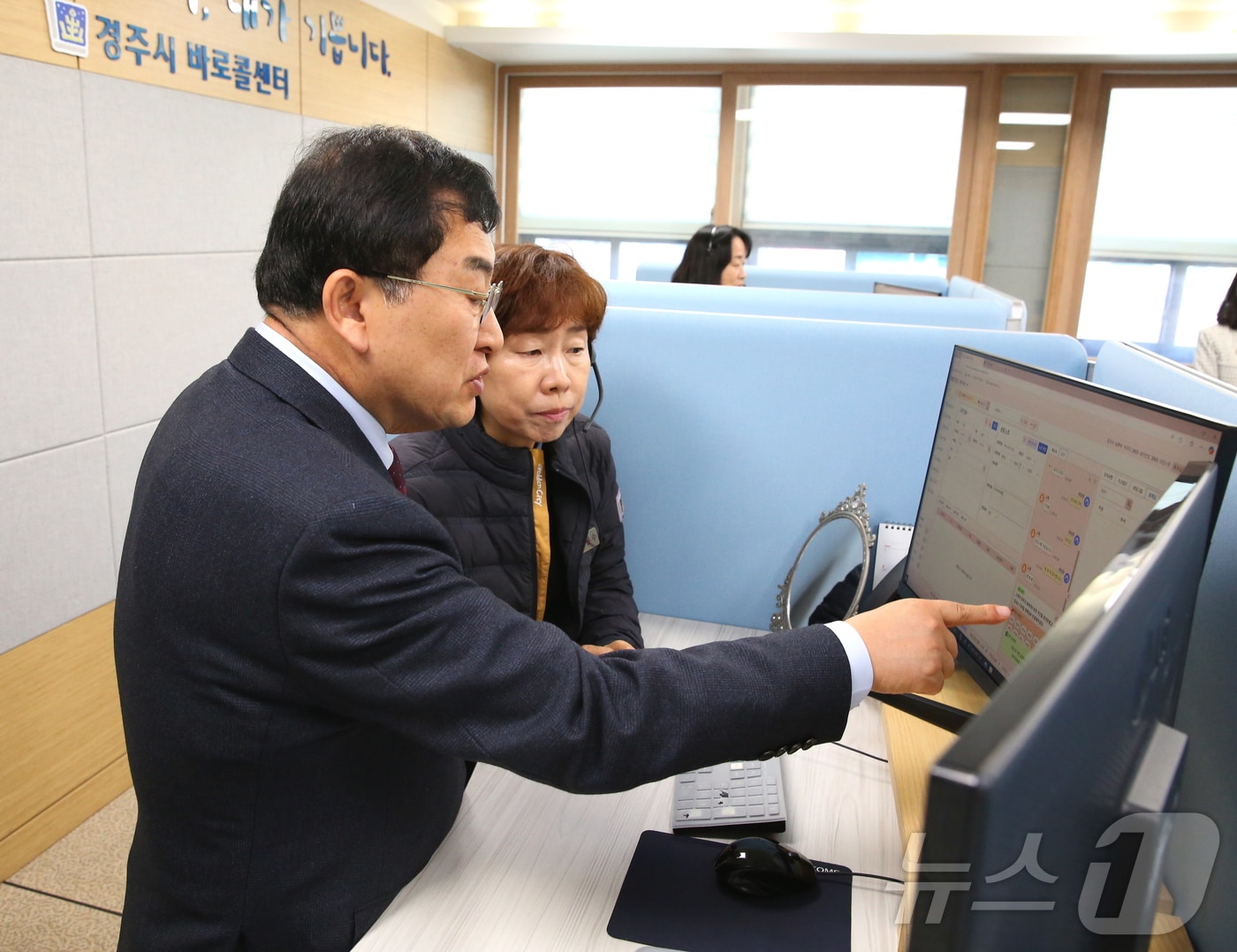 주낙영 경북 경쥬시장이 바로콜 센터에서 경주바로봇 시스템을 점검하고 있다. (경주시 제공) 2025.1.2/뉴스1