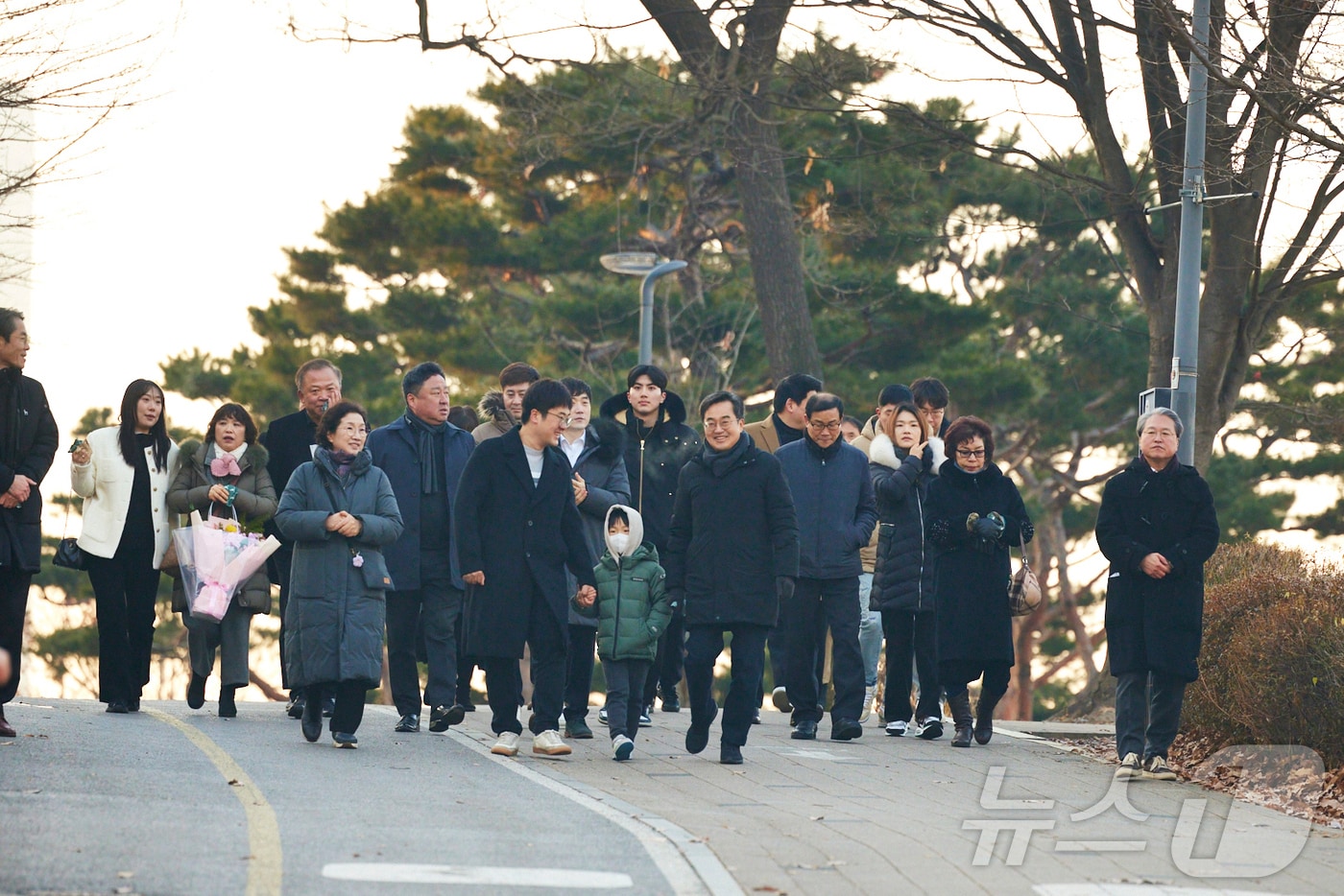 김동연 경기도지사가 2일 사회적 의인 및 그 가족들과 함께하고 있다.&#40;경기도 제공&#41;