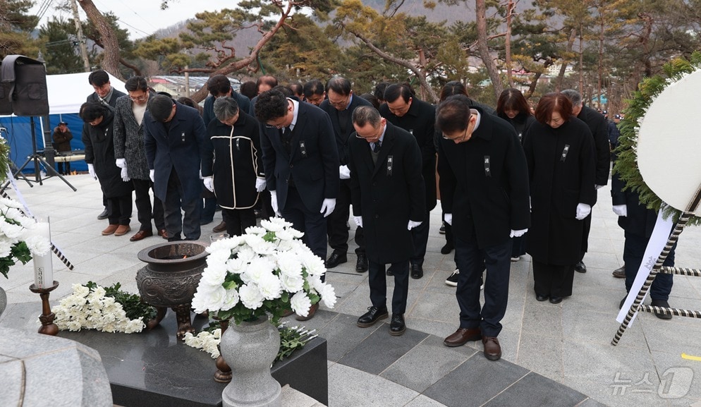 최명서 강원 영월군수가 지난 1일 영월 충혼탑에서 보훈단체장, 강원도의회‧영월군의회의 의원들, 사회단체장, 공무원 등 70여 명과 함께 신년 참배 일정을 소화했다. &#40;영월군 제공&#41; 2025.1.2/뉴스1