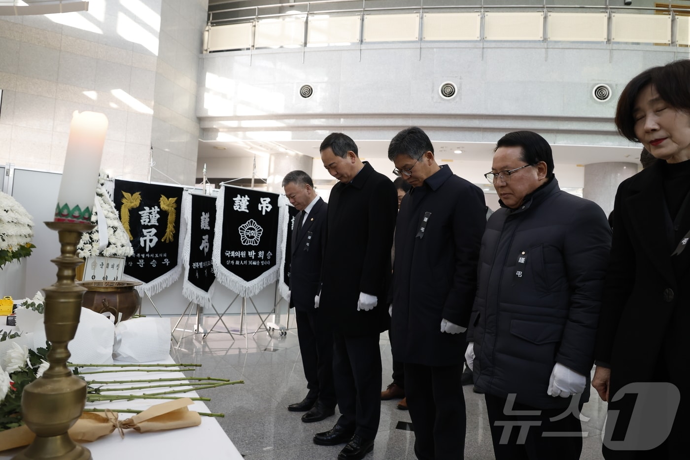 2일 임실군의회가 전북자치도 공연장에 마련된 &#39;제주항공&#39; 피해자 분향소를 찾아 헌화하고 있다.&#40;의회제공&#41;2025.1.2/뉴스1