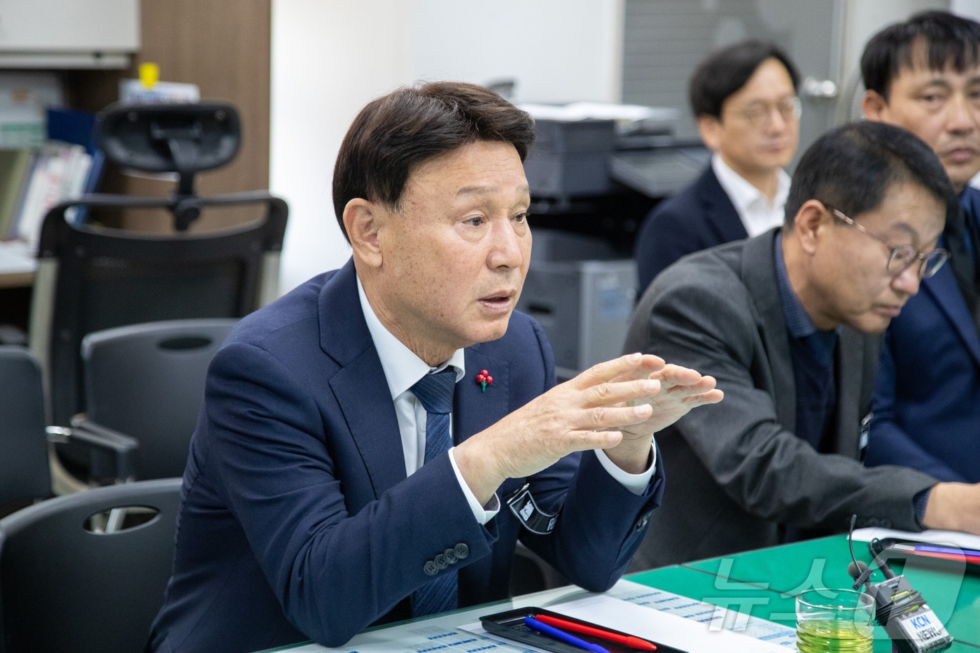 강임준 군산시장이 2일 시청 브리핑룸에서 기자간담회를 갖고 새해 시정운영계획을 밝히고 있다.&#40;군산시 제공&#41; 2025.1.2/뉴스1