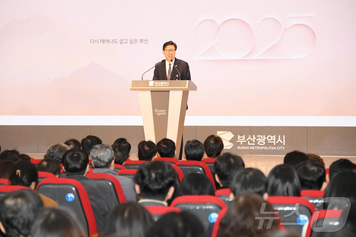 박형준 부산시장이 2일 부산시청 대강당에서 신년사를 하고 있다.2025.1.2.&#40;부산시청 제공&#41;