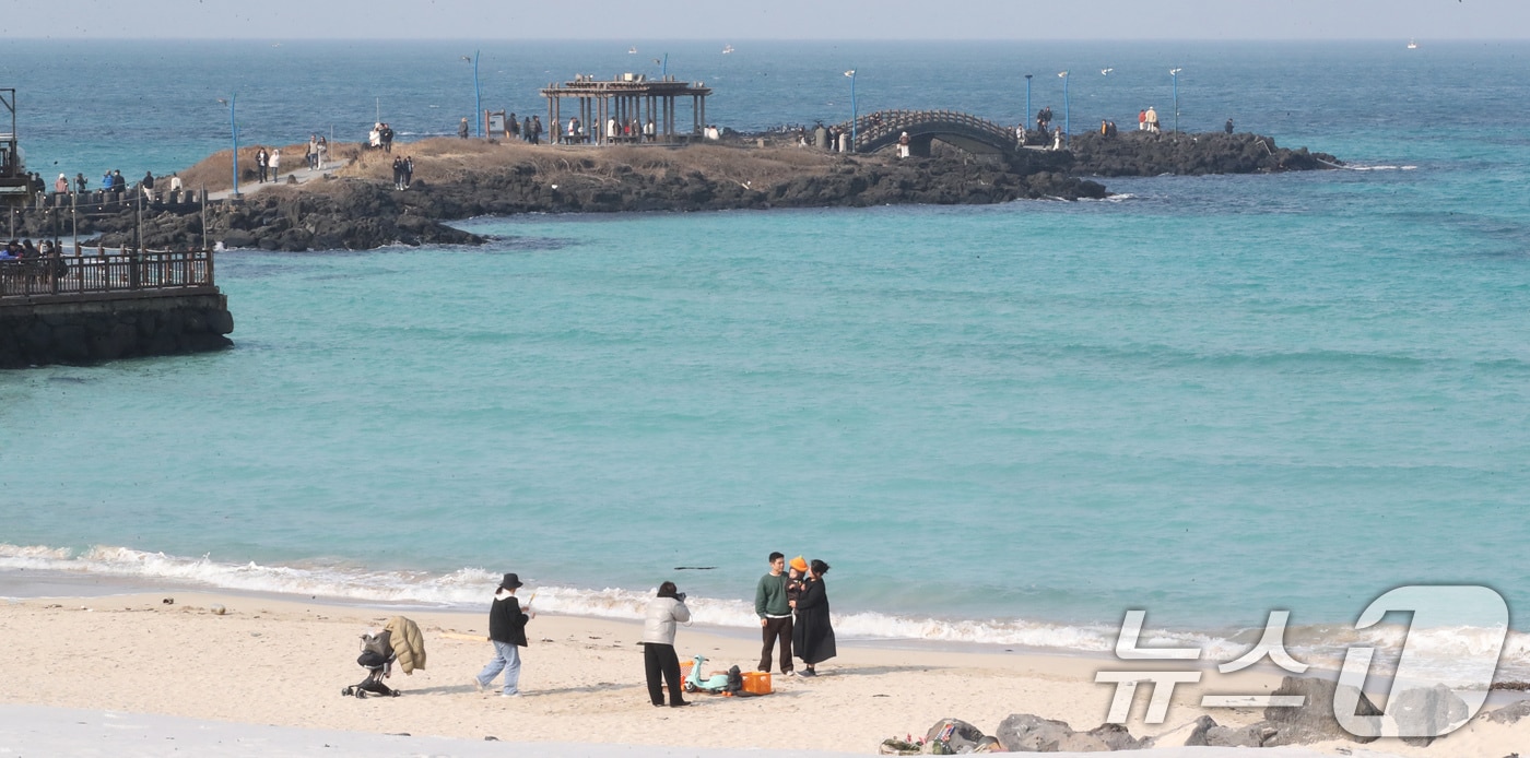 제주 조천읍 함덕해수욕장에서 도민과 관광객들이 겨울 바다 정취를 즐기고 있다. 2025.1.2/뉴스1 ⓒ News1