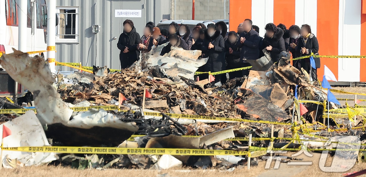 전남 무안군 무안국제공항 제주항공 여객기 참사 현장에서 유가족들이 기도하고 있다. 2025.1.2/뉴스1 ⓒ News1 김진환 기자