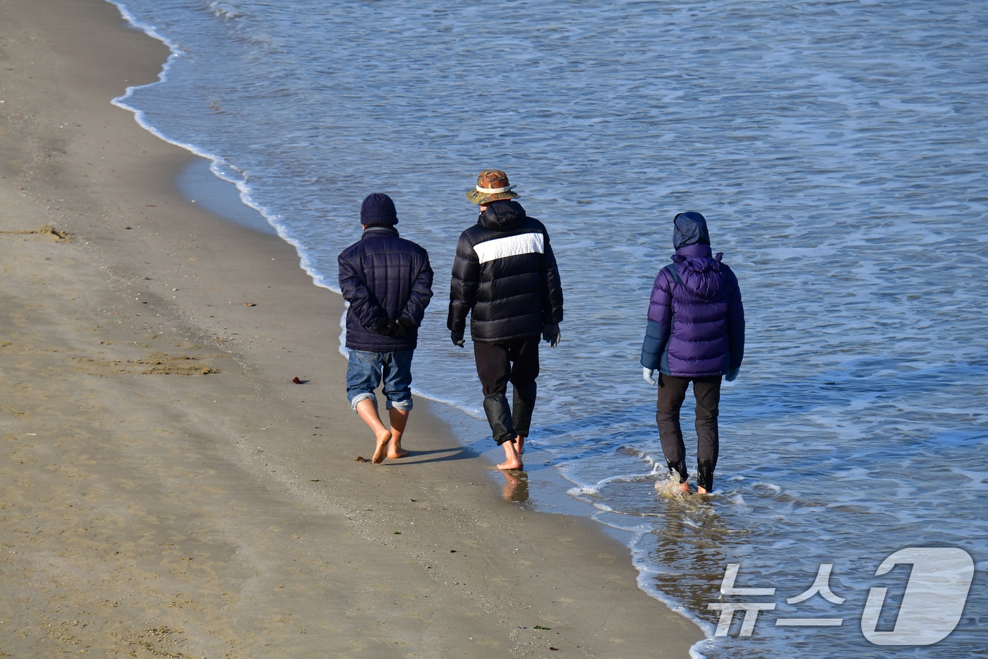 2일 오후 경북 포항시 송도해수욕장에서 시민들이 차가운 바닷물에 발을 담근채 걷고 있다. 2025.1.2/뉴스1 ⓒ News1 최창호 기자