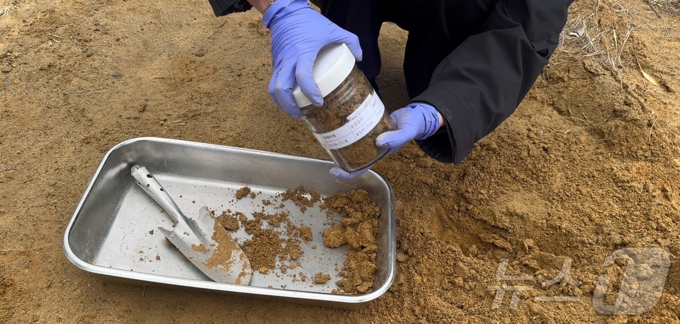 경북도 보건환경연구원은 매년 경북도내 토양오염우려 지역의 토양 성분을 조사하고 있다.&#40;경북도 제공&#41;