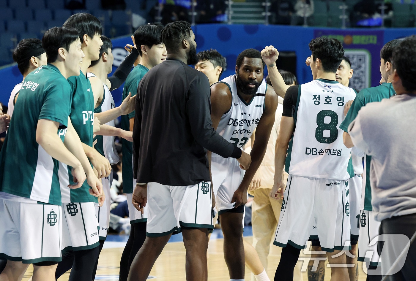 2일 오후 서울 송파구 잠실 실내체육관에서 열린 KCC 프로농구 2024-2025 KBL 서울 삼성과 원주 DB의 경기에서 80대79 한 점차 역전 승리를 거둔 DB 오누아쿠를 비롯한 선수들이 기쁨을 함께 나누고 있다. 2025.1.2/뉴스1 ⓒ News1 이동해 기자