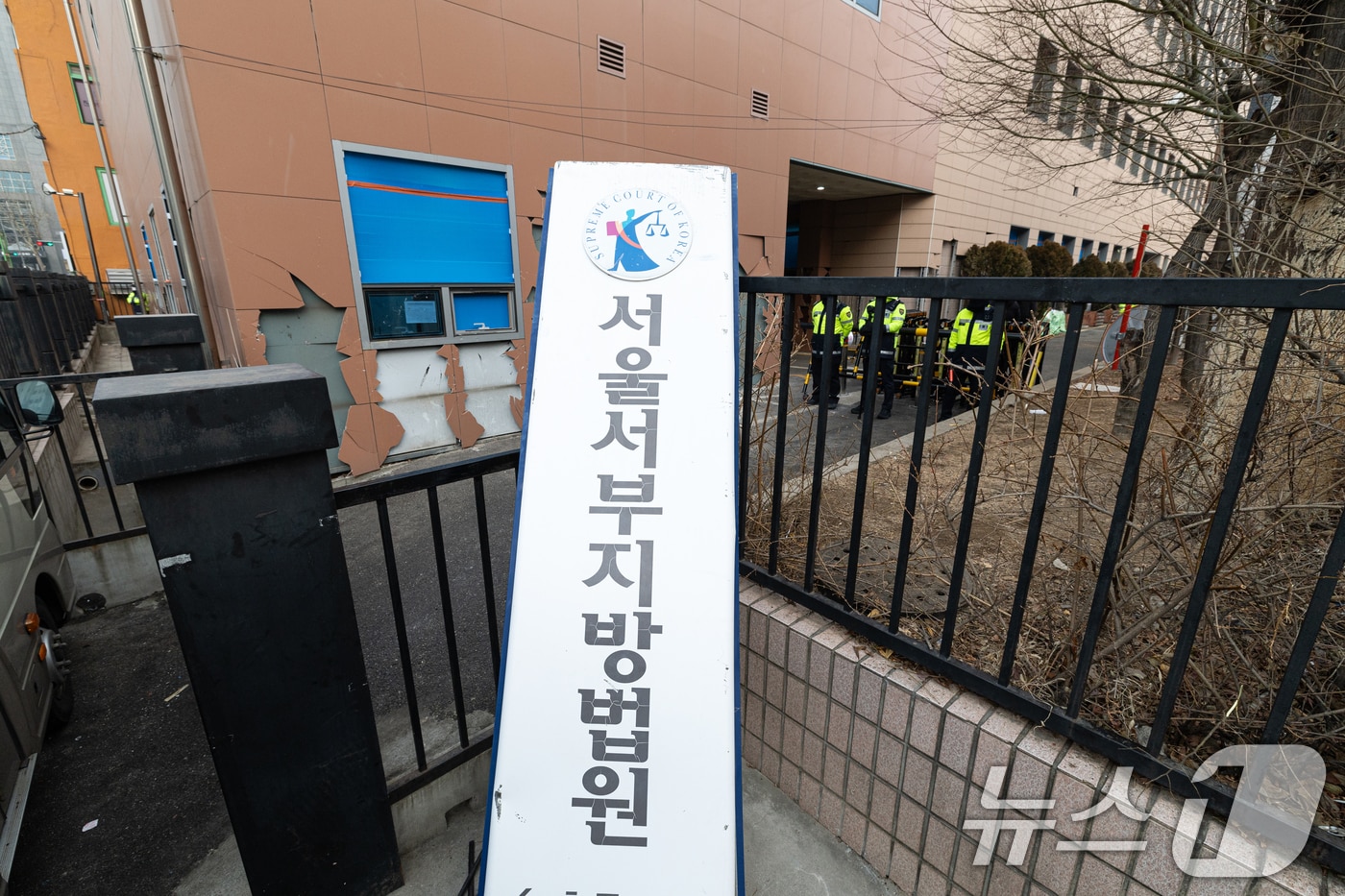 지난달 20일 오전 서울 마포구 서울서부지방법원에 윤석열 대통령 지지자들의 난입으로 인한 청사 외벽 파손 흔적 등이 보이고 있다.  2025.1.20/뉴스1 ⓒ News1 이승배 기자