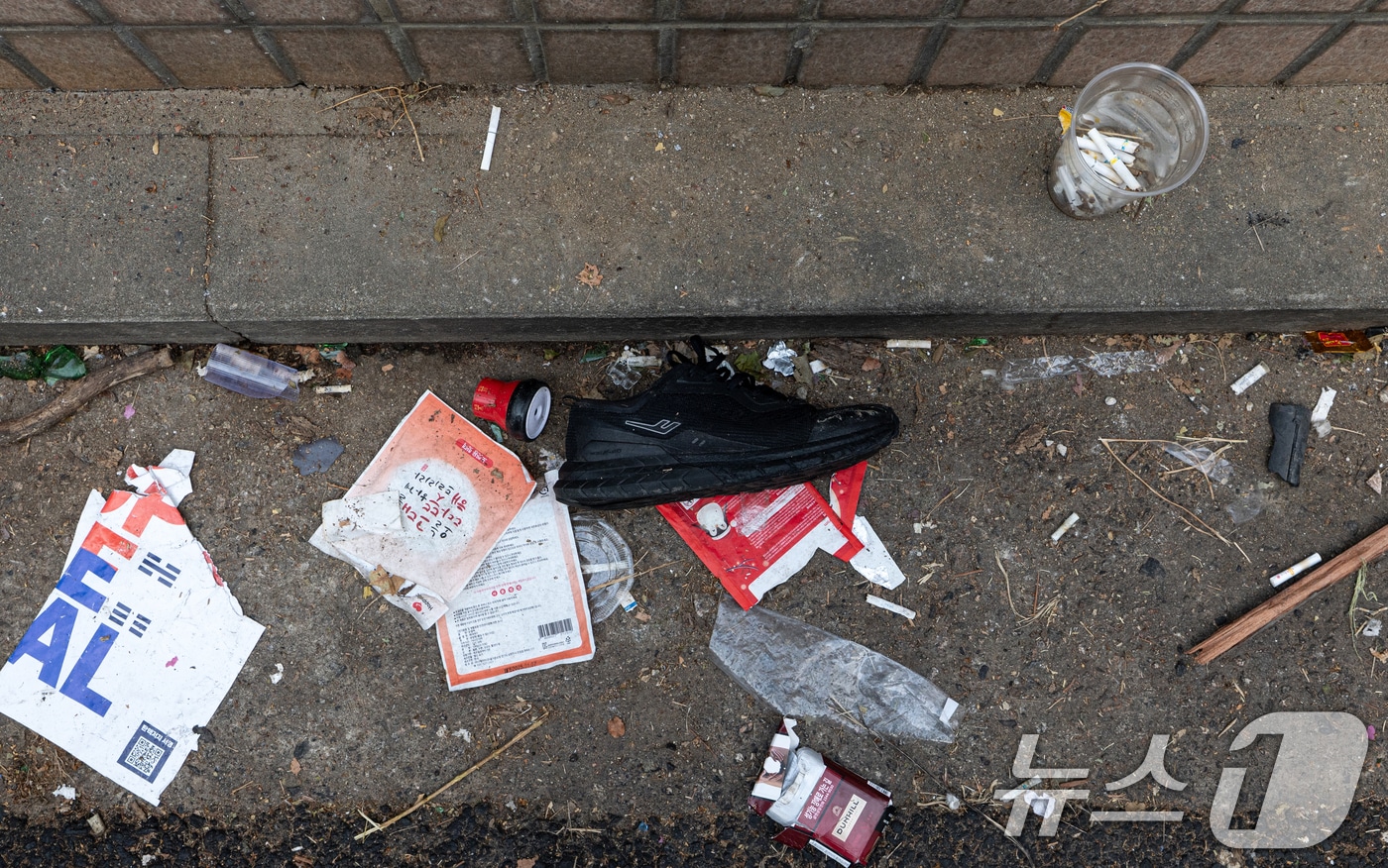 20일 오전 서울 마포구 서울서부지방법원에 윤석열 대통령 지지자들의 난입 사태 이후 손피켓 등 흔적이 남아있다. 한편 윤석열 대통령의 구속영장 발부 직후 지지자들의 집단 난입과 폭력사태로 아수라장이 된 서울서부지방법원은 이날부터 정상운영에 들어간다. 다만 차량 운행은 불가능하고, 법원 출입 시 신분확인이 필요하다. 2025.1.20/뉴스1 ⓒ News1 이승배 기자