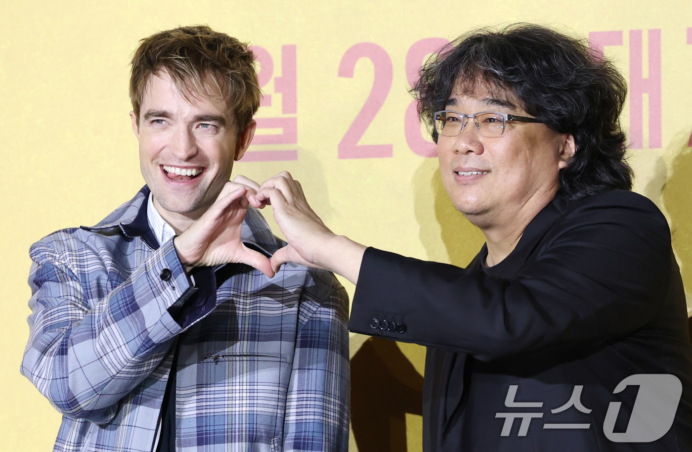 배우 로버트 패틴슨과 봉준호 감독(오른쪽) 2025.1.20/뉴스1 ⓒ News1 권현진 기자