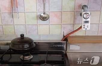 대전시가 취약계층에 보급한 가스 타이머콕 설치 모습.(대전시 제공)/뉴스1 