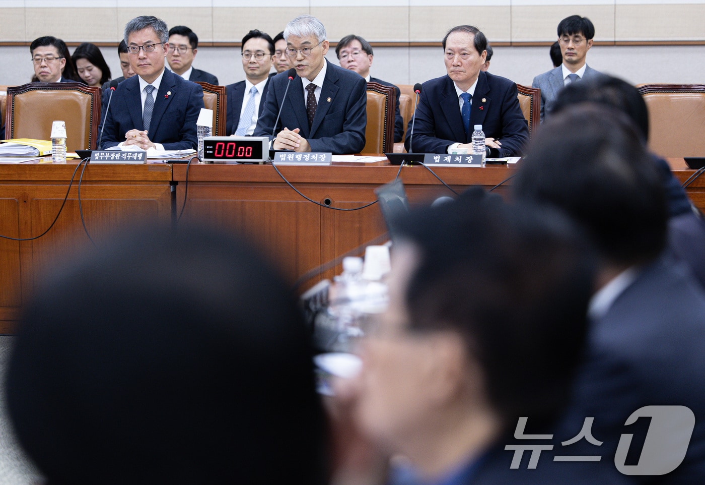 천대엽 법원행정처 처장이 20일 오전 서울 여의도 국회에서 열린 제421회 국회(임시회) 법제사법위원회(법사위) 제2차 전체회의에서 서울서부지방법원 소요사태 관련 보고를 하고 있다. 2025.1.20/뉴스1 ⓒ News1 이재명 기자