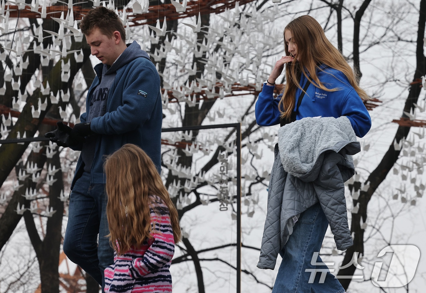 서울 남산을 찾은 외국인 관광객들이 외투를 손에 들고 이동하고 있다.(사진은 기사 내용과 무관함) / 뉴스1 ⓒ News1