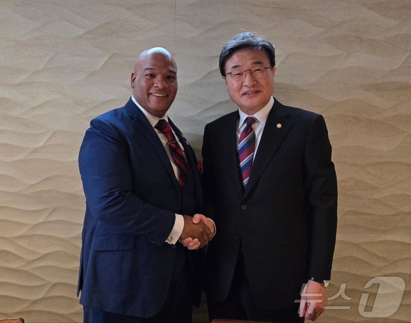 김대식 의원(오른쪽)과 마크 번즈 백악관 수석 내정자가 악수하며 기념촬영을 하고 있다.(김대식 의원실 제공)