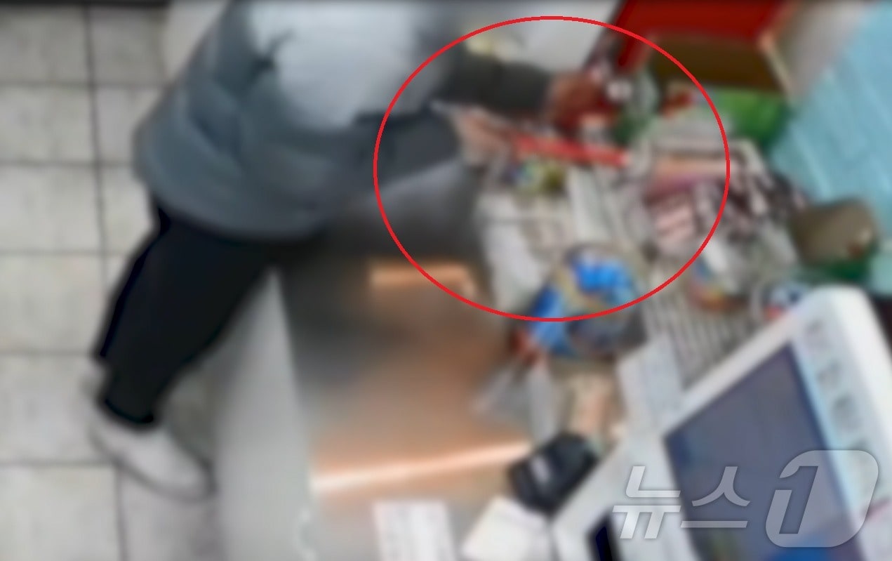  지난해 12월 9일 대전 중구에 있는 한 무인점포에서 한 중학생이 망치로 키오스크 자물쇠를 부수고 있다. &#40;대전경찰청 제공&#41;/뉴스1