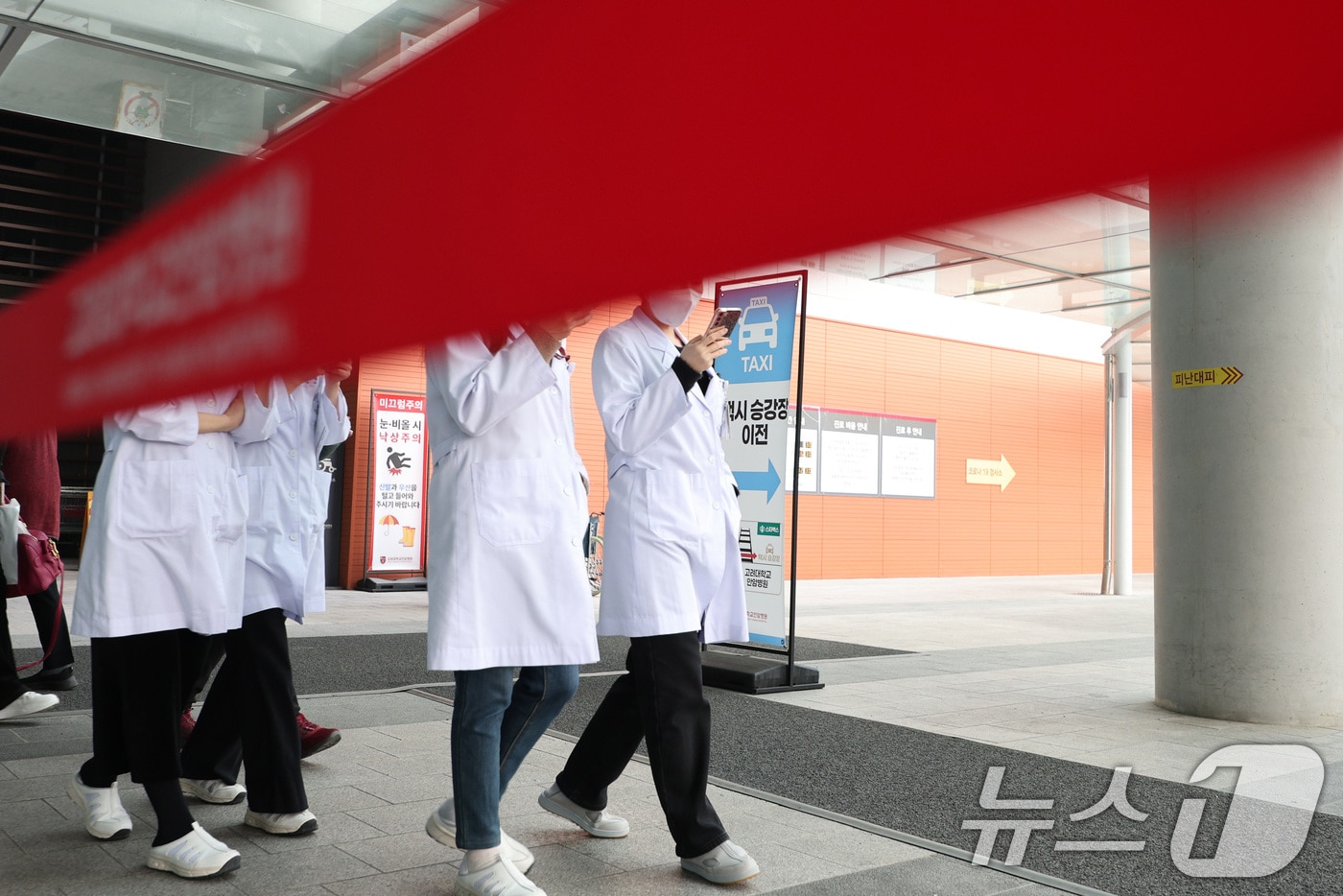 지난 1월 20일 서울의 한 대학병원 의료진의 모습. /뉴스1 ⓒ News1 신웅수 기자