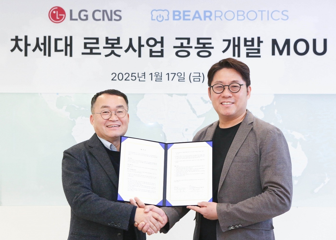 이준호 LG CNS 상무(왼쪽)와 하정우 베어로보틱스 대표가 MOU 체결 후 기념사진을 촬영하는 모습 (LG CNS 제공)