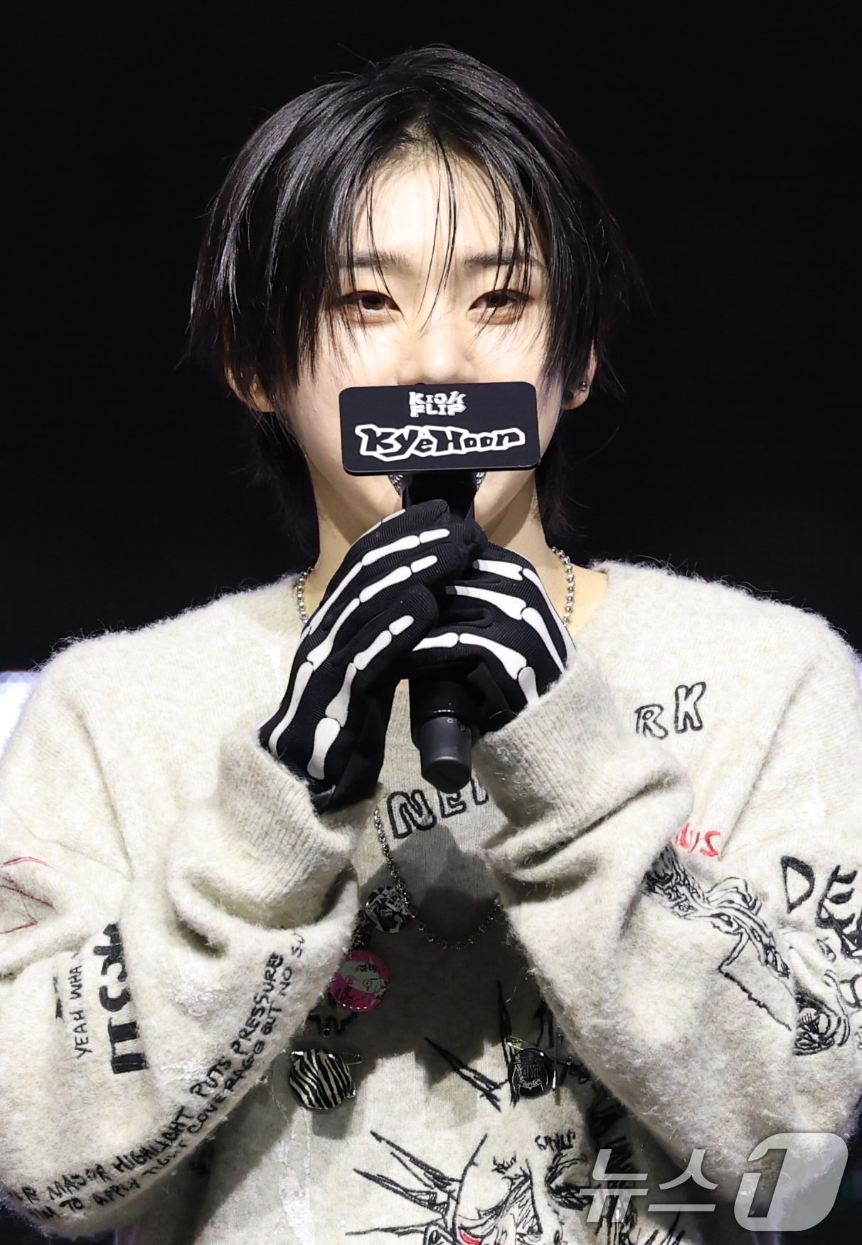 그룹 킥플립(KickFlip) 계훈이 20일 오후 서울 광진구 광장동 예스24 라이브홀에서 가진 첫 번째 미니앨범 'Flip it, Kick it!' 발매 기념 쇼케이스에서 인사말을 하고 있다. 2024.1.20/뉴스1 ⓒ News1 권현진 기자